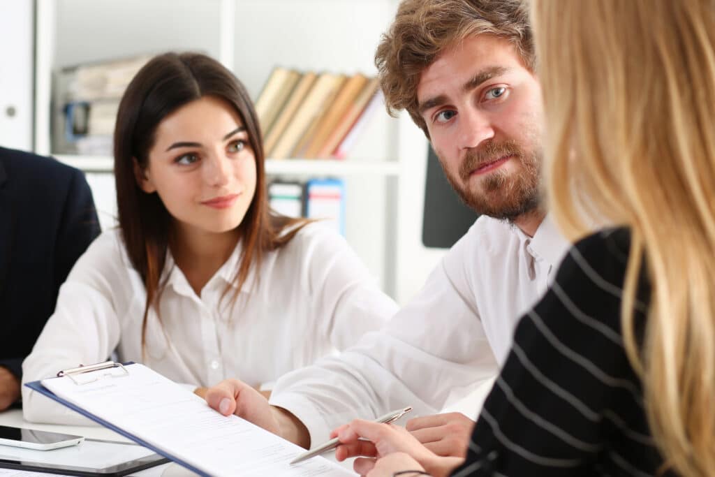 3 Personen sitzen zusammen und machen einen Plan